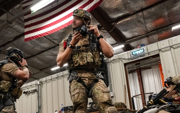 HALO jumps enhance joint operations between Airmen, Marines
