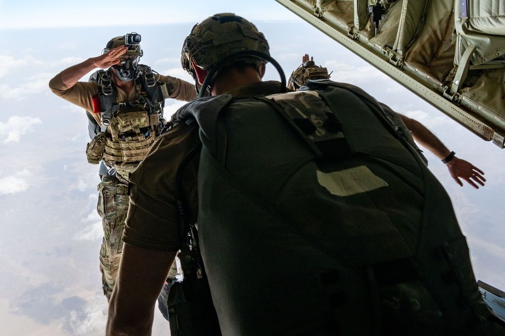 HALO jumps enhance joint operations between Airmen, Marines