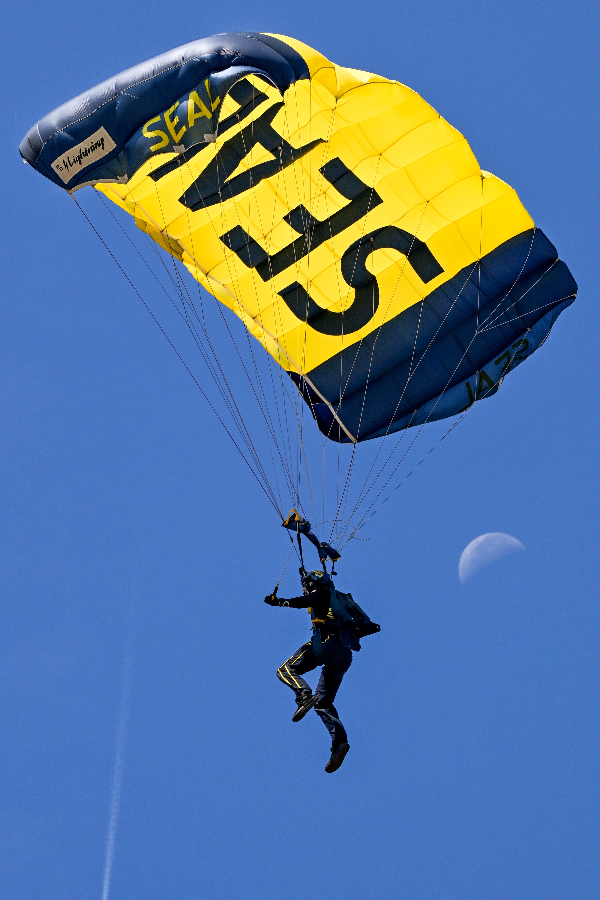 DVIDS - Images - U.S. Navy Parachute Team [Image 10 of 19]