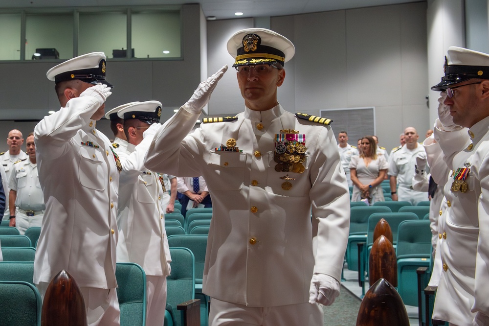 Capt. Garis Assumes Command of Submarine Squadron 19