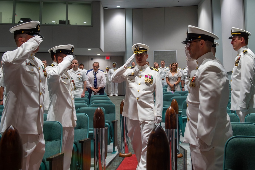 Capt. Garis Assumes Command of Submarine Squadron 19