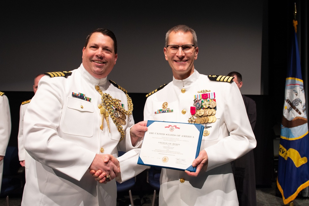 Capt. Garis Assumes Command of Submarine Squadron 19