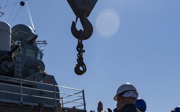 USS Higgins Completes Expeditionary Missile Reload Simulation At Sea