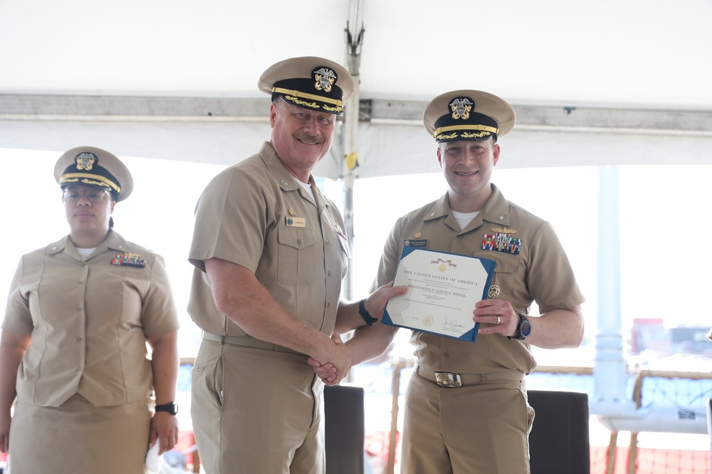 USS ROSS Holds Change of Command Ceremony