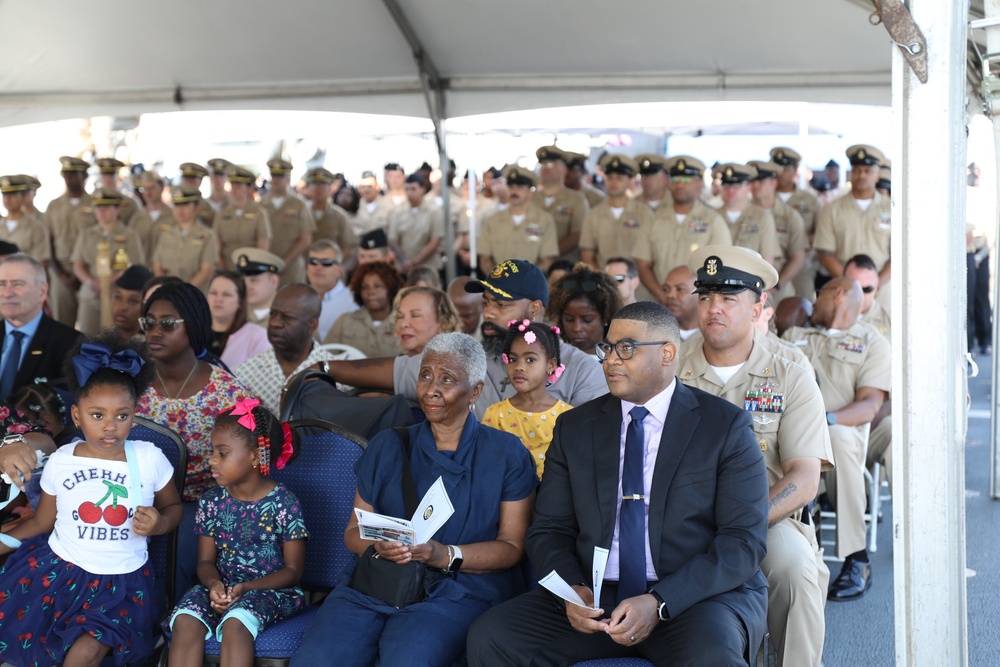 USS ROSS Holds Change of Command Ceremony