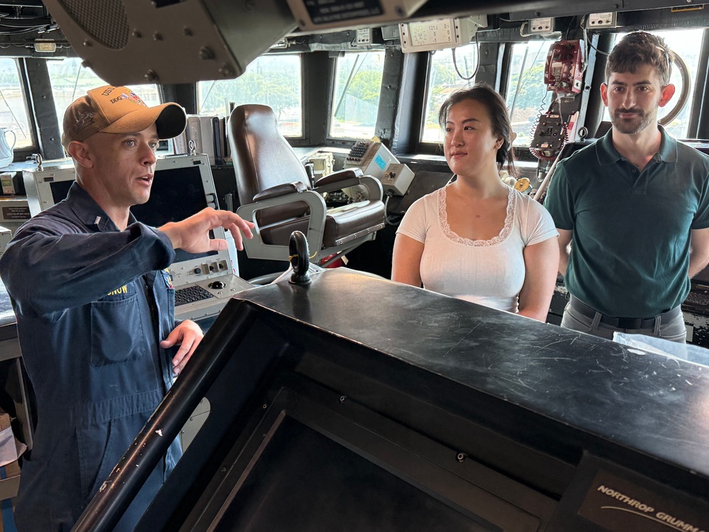 USS Decatur hosts Chamber of Commerce of Hawaii’s Young Professionals Program