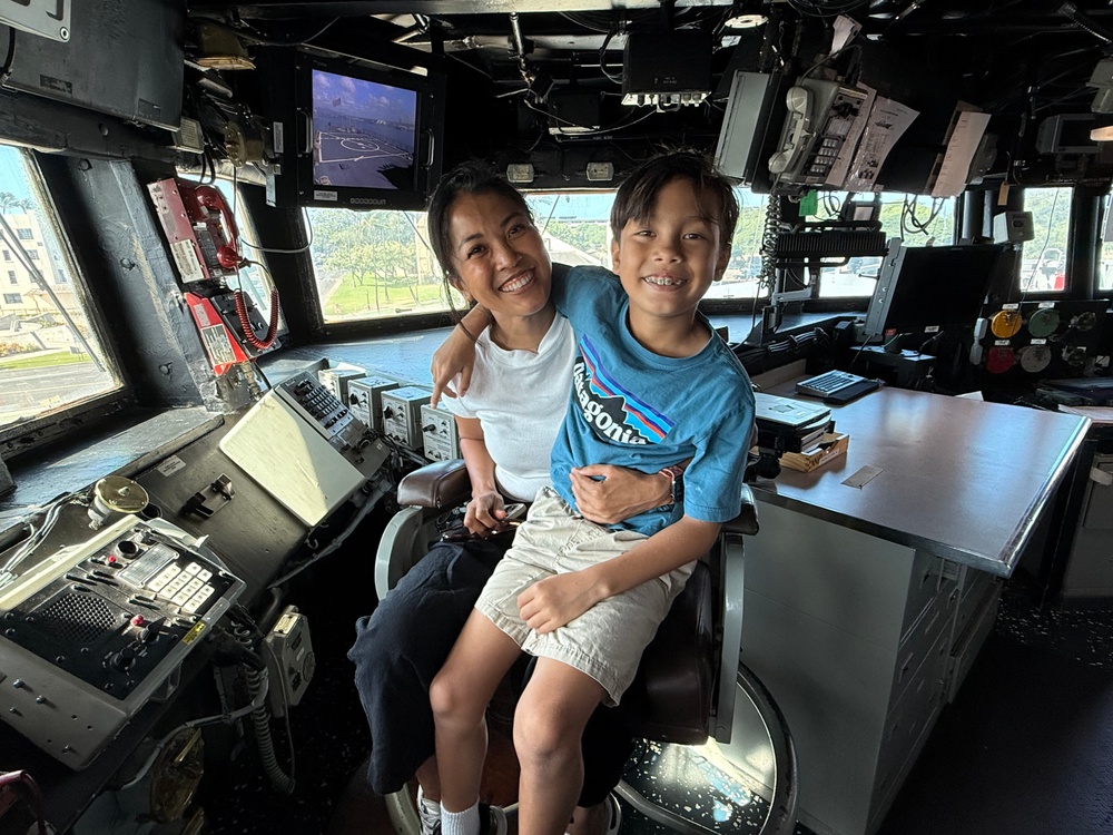 USS Decatur hosts Chamber of Commerce of Hawaii’s Young Professionals Program