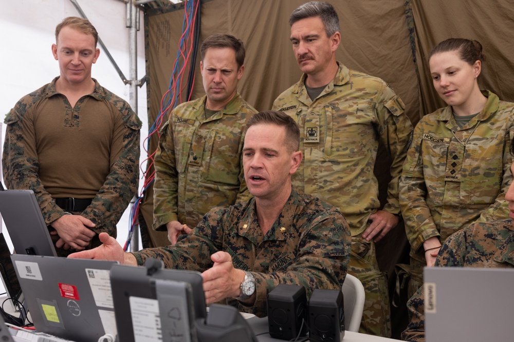 Ex Alon 25: U.S. Marines with MRF-D 25.3 brief Australian Army soldiers
