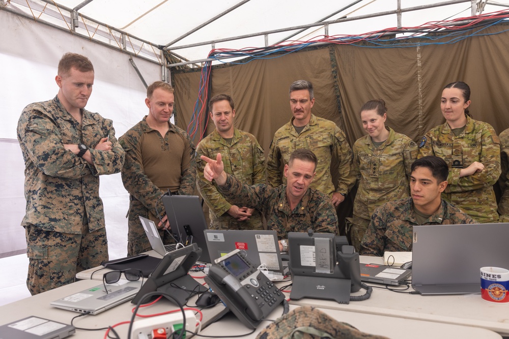 Ex Alon 25: U.S. Marines with MRF-D 25.3 brief Australian Army soldiers