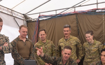 Ex Alon 25: U.S. Marines with MRF-D 25.3 brief Australian Army soldiers