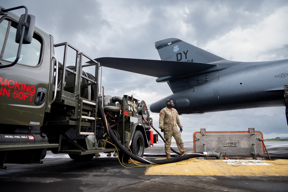 B-1B Lancer Conducts Hot Pit Refuel at Lajes Field
