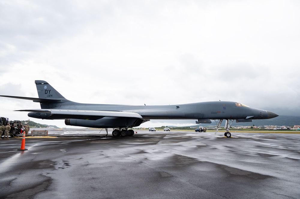 B-1B Lancer Conducts Hot Pit Refuel at Lajes Field