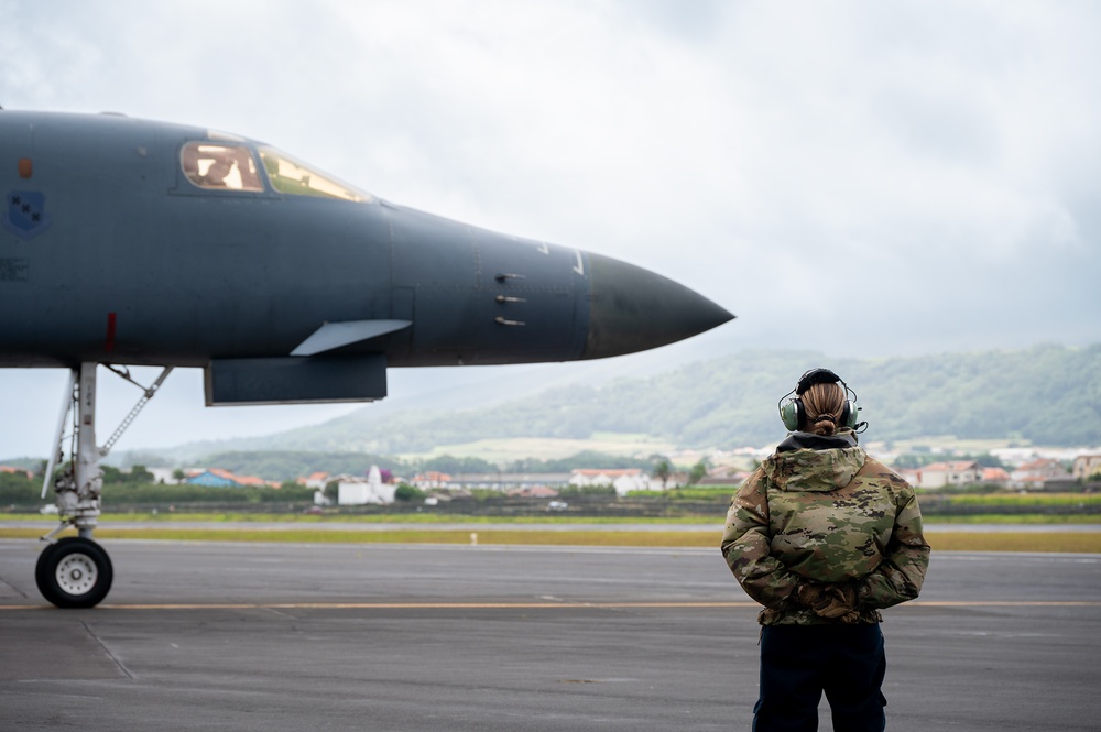 B-1B Lancer Conducts Hot Pit Refuel at Lajes Field