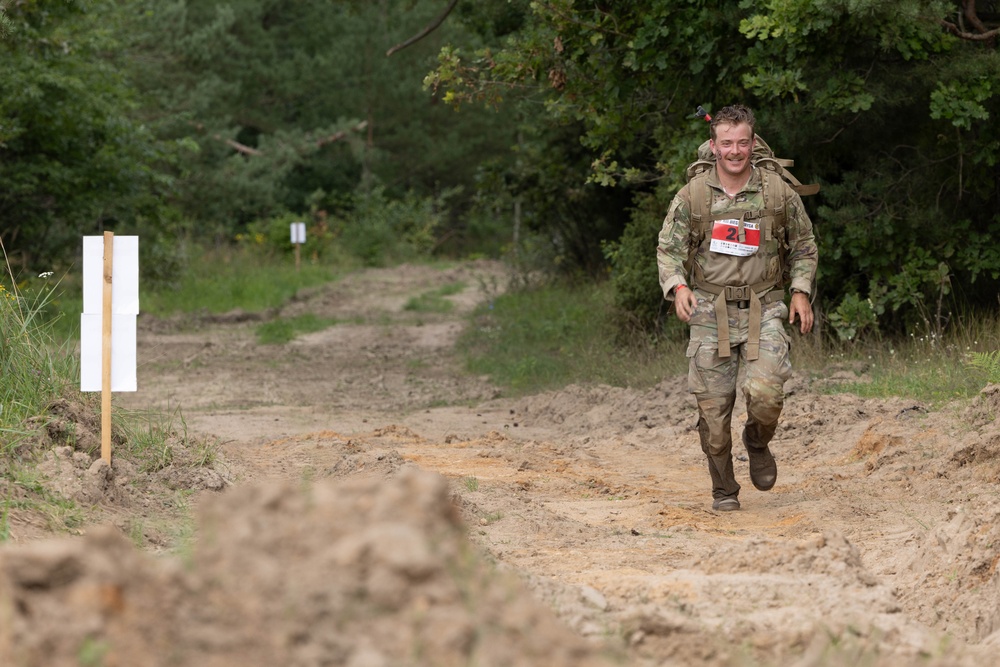 U.S. Army Soldier of the 297th Regional Support Group compete in Tiger Run