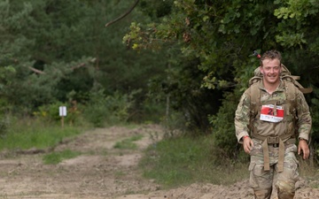 U.S. Army Soldier of the 297th Regional Support Group compete in Tiger Run