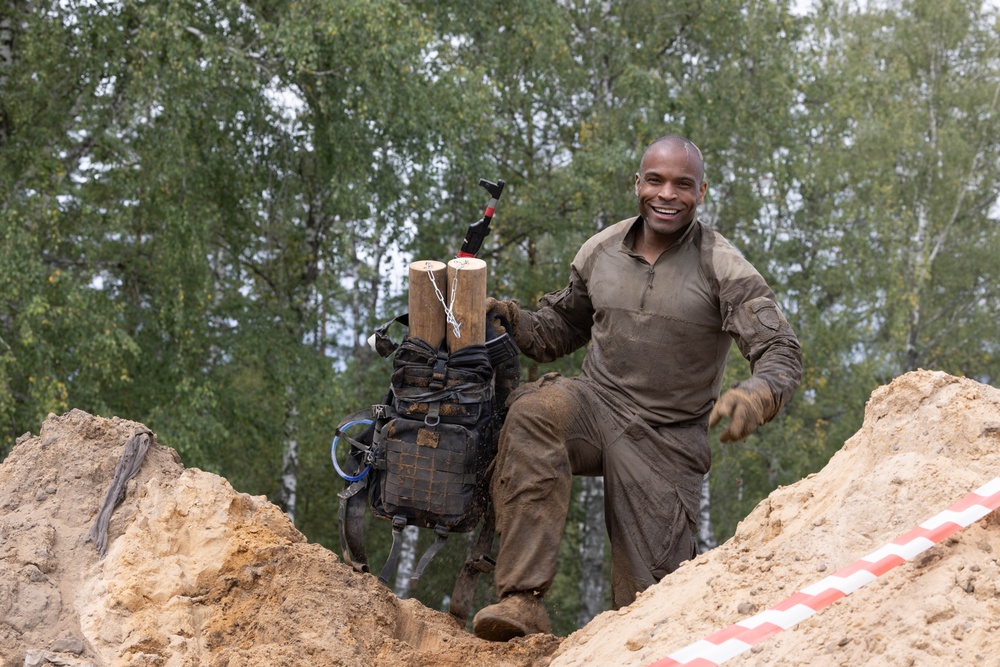 U.S. Army Soldier of the 297th Regional Support Group compete in Tiger Run