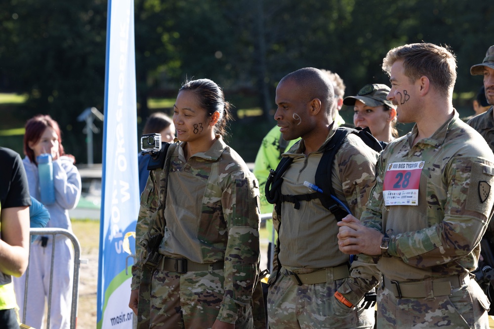 U.S. Army Soldiers of the 297th Regional Support Group compete in Tiger Run