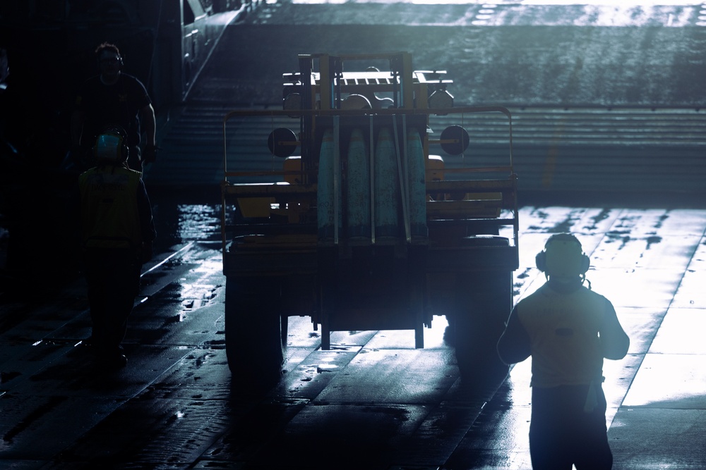 22nd MEU(SOC) | Artillery Ammunition Onload