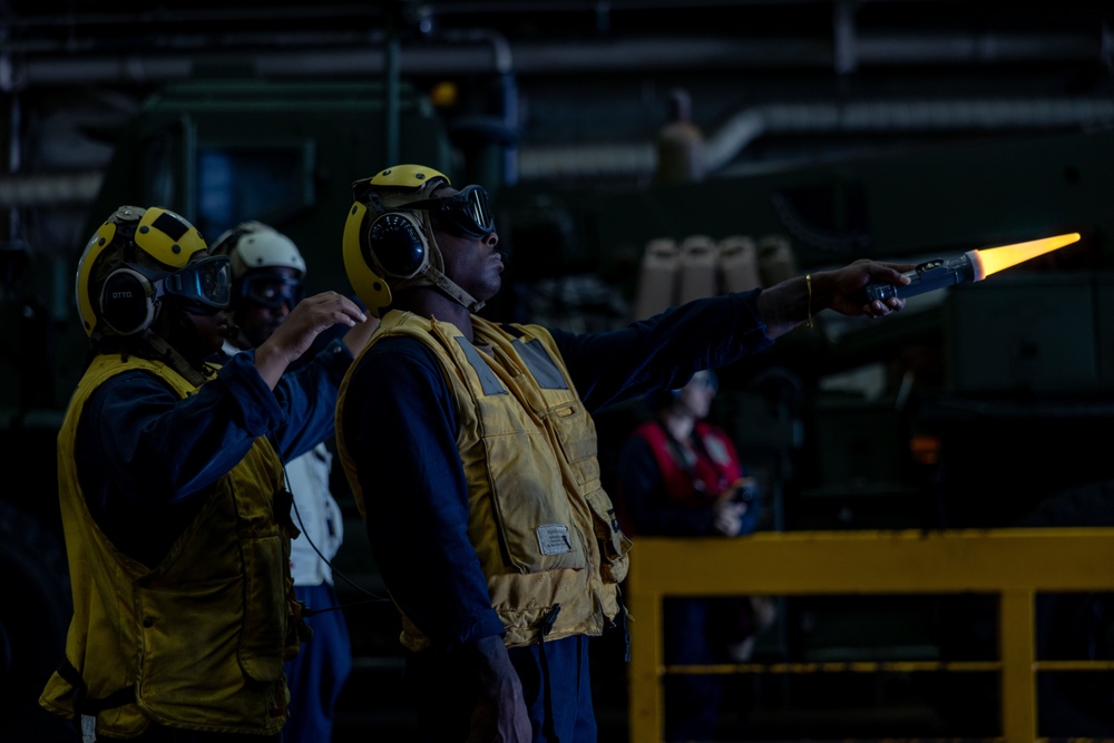 22nd MEU(SOC) | Artillery Ammunition Onload