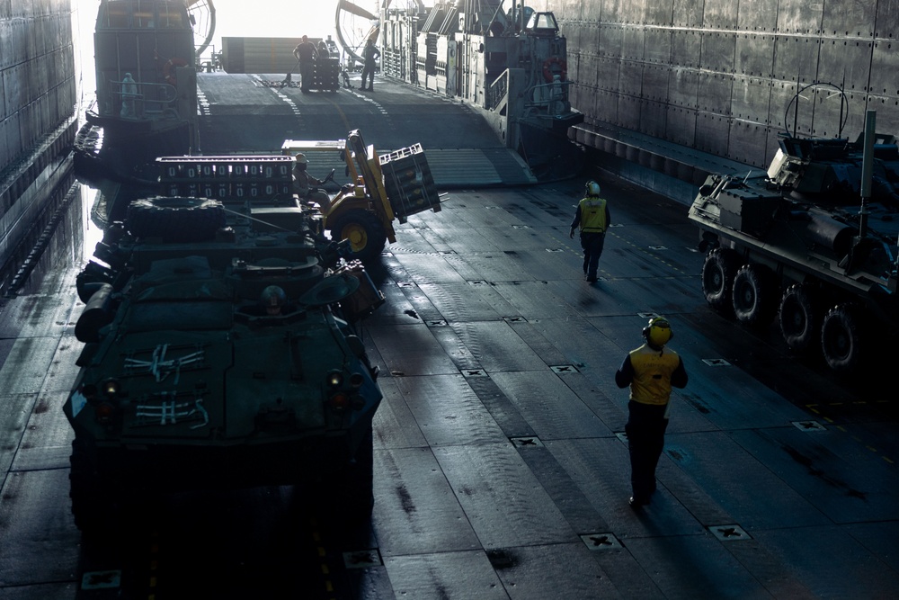 22nd MEU(SOC) | Artillery Ammunition Onload