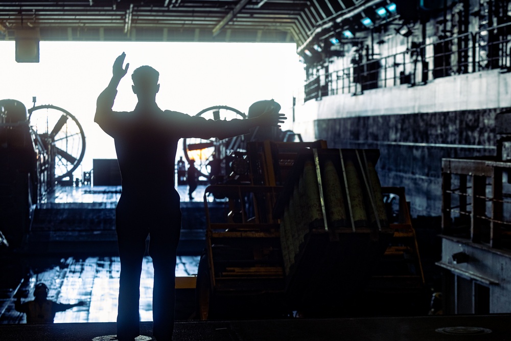 22nd MEU(SOC) | Artillery Ammunition Onload