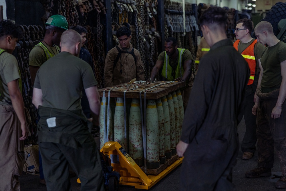 22nd MEU(SOC) | Artillery Ammunition Onload