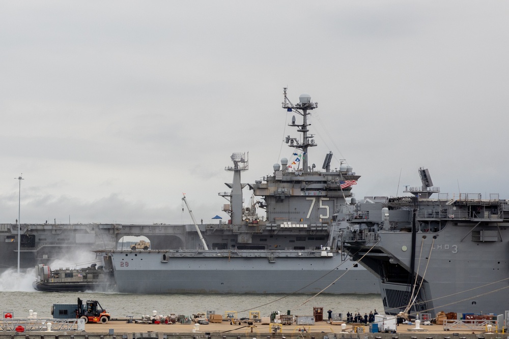 22nd MEU(SOC) | USS San Antonio Loads Equipment onto the USS Fort Lauderdale
