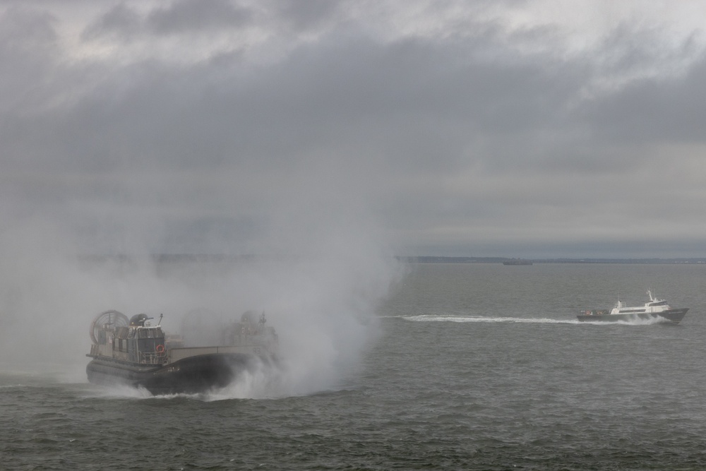 22nd MEU(SOC) | USS San Antonio Loads Equipment onto the USS Fort Lauderdale