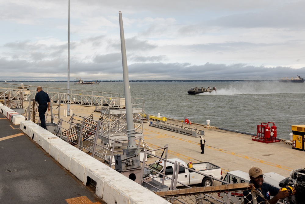 22nd MEU(SOC) | USS San Antonio Loads Equipment onto the USS Fort Lauderdale