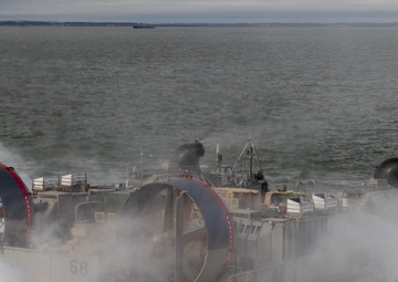 22nd MEU(SOC) | USS San Antonio Loads Equipment onto the USS Fort Lauderdale