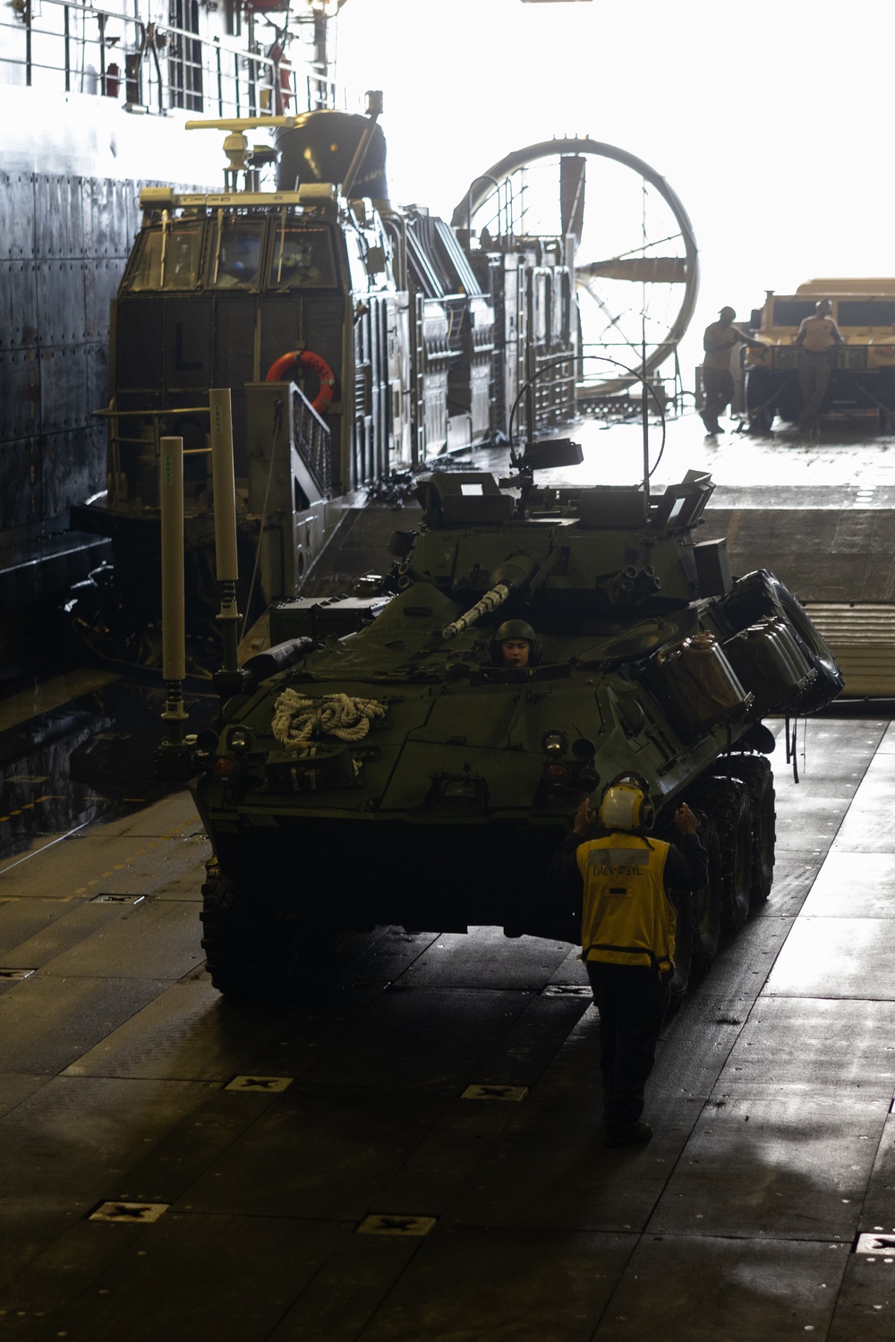 22nd MEU(SOC) | USS San Antonio Loads Equipment onto the USS Fort Lauderdale