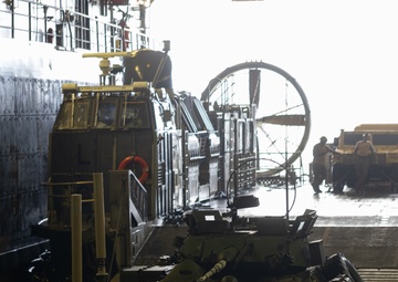 22nd MEU(SOC) | USS San Antonio Loads Equipment onto the USS Fort Lauderdale