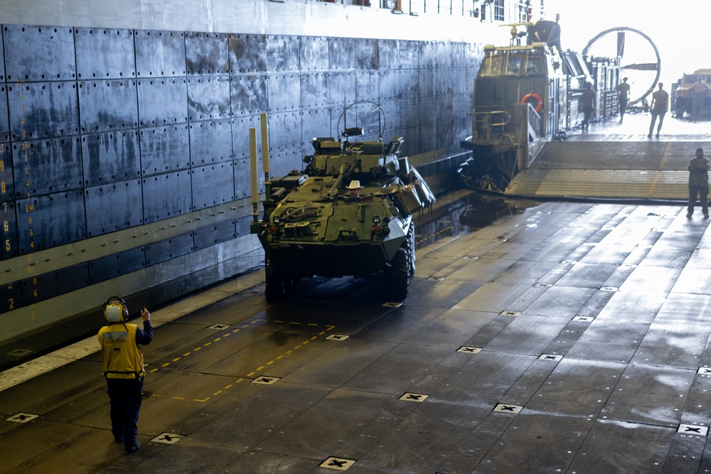 22nd MEU(SOC) | USS San Antonio Loads Equipment onto the USS Fort Lauderdale