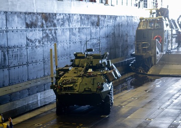 22nd MEU(SOC) | USS San Antonio Loads Equipment onto the USS Fort Lauderdale