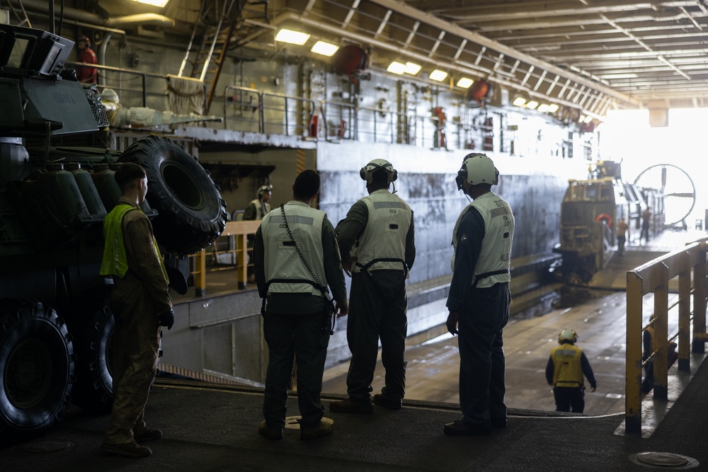 22nd MEU(SOC) | USS San Antonio Loads Equipment onto the USS Fort Lauderdale