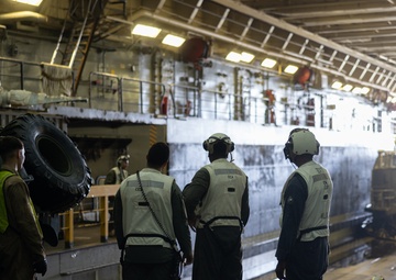 22nd MEU(SOC) | USS San Antonio Loads Equipment onto the USS Fort Lauderdale