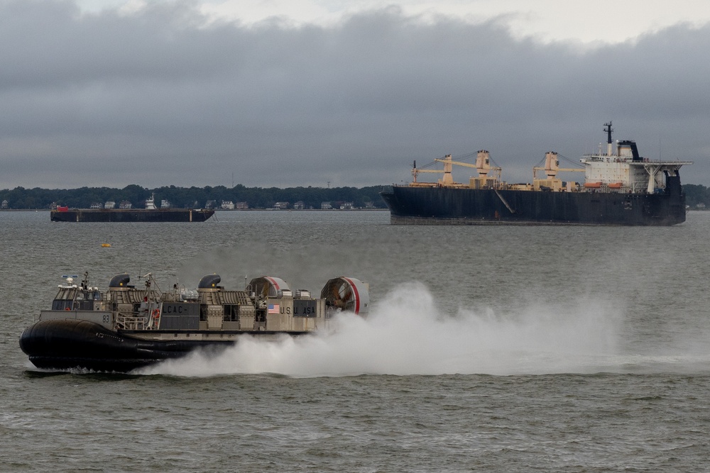 22nd MEU(SOC) | USS San Antonio Loads Equipment onto the USS Fort Lauderdale