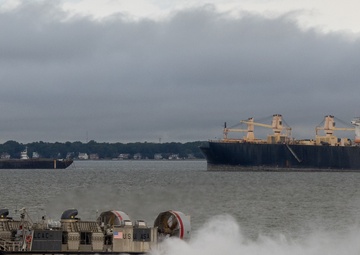 22nd MEU(SOC) | USS San Antonio Loads Equipment onto the USS Fort Lauderdale