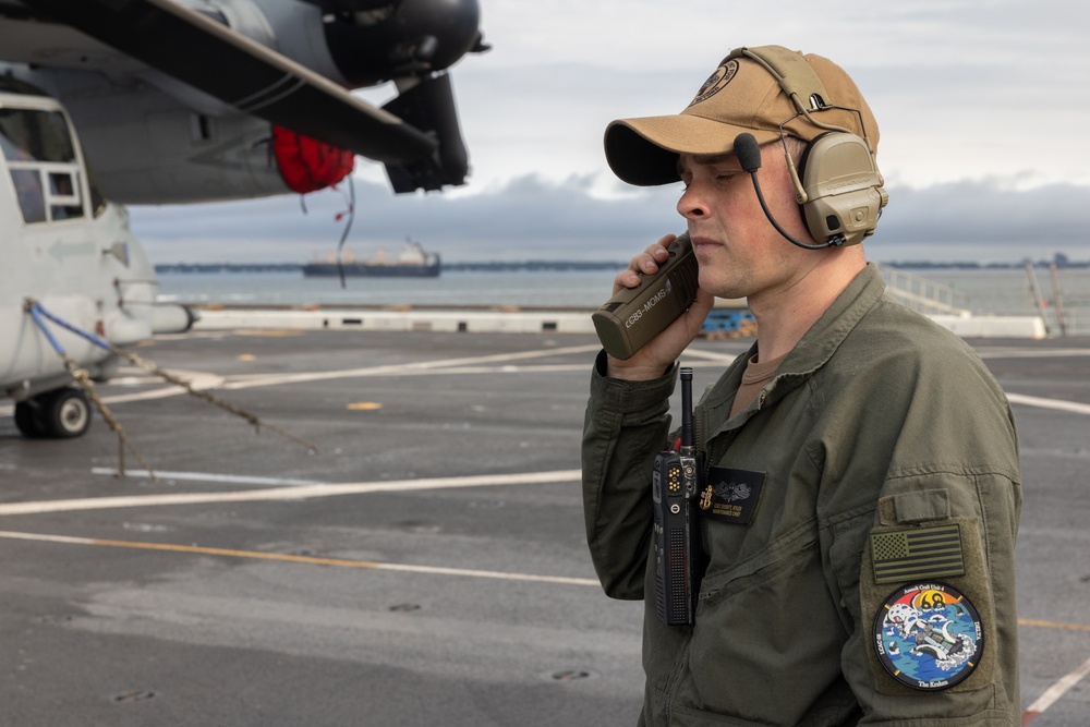 22nd MEU(SOC) | USS San Antonio Loads Equipment onto the USS Fort Lauderdale