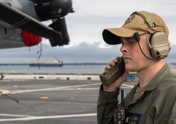 22nd MEU(SOC) | USS San Antonio Loads Equipment onto the USS Fort Lauderdale