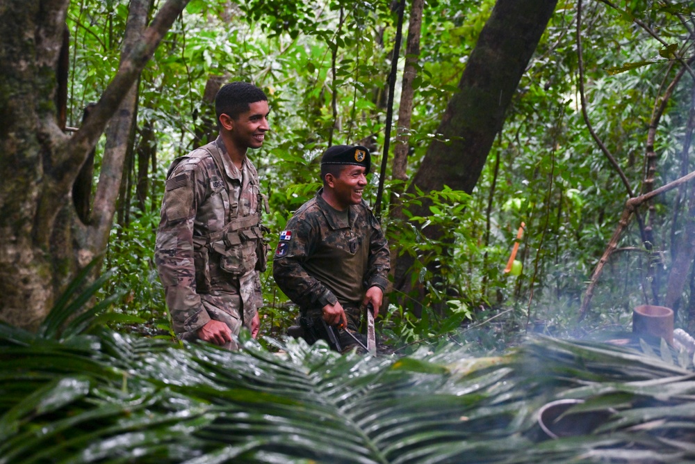 U.S. Marines and Panamanians participate in combined jungle course