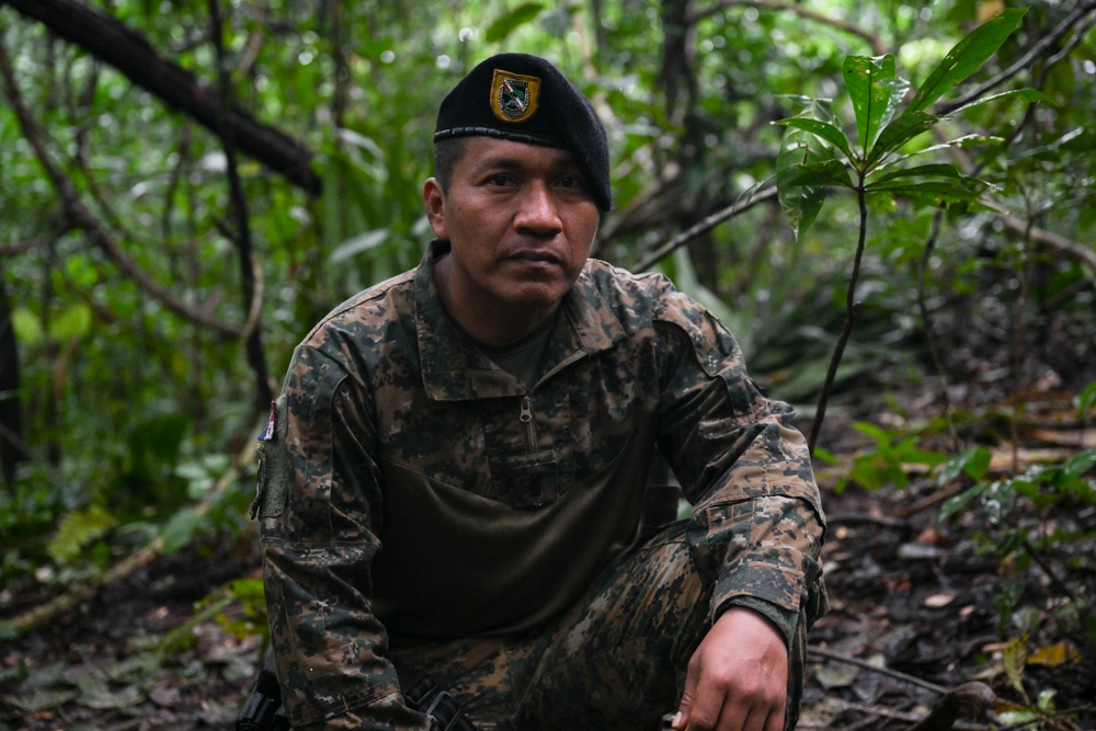 U.S. Marines and Panamanians participate in combined jungle course
