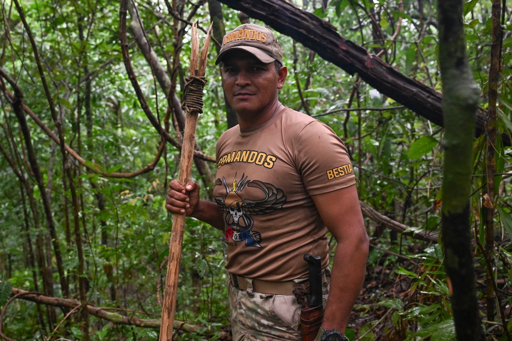 U.S. Marines and Panamanians participate in combined jungle course