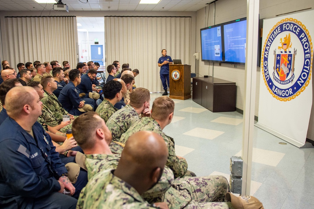 Submarine Sailors and Coast Guardsmen Complete MEDEVAC Training