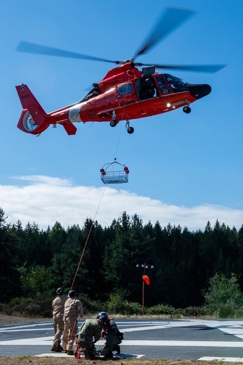 Submarine Sailors and Coast Guardsmen Complete MEDEVAC Training