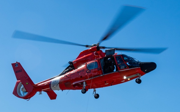 Submarine Sailors and Coast Guardsmen Complete MEDEVAC Training