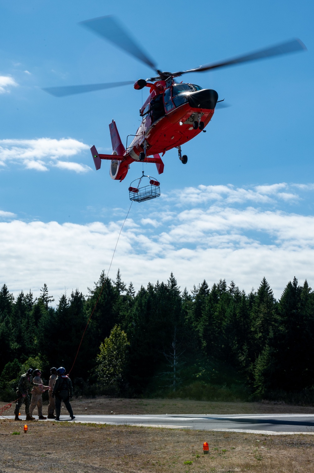 Submarine Sailors and Coast Guardsmen Complete MEDEVAC Training