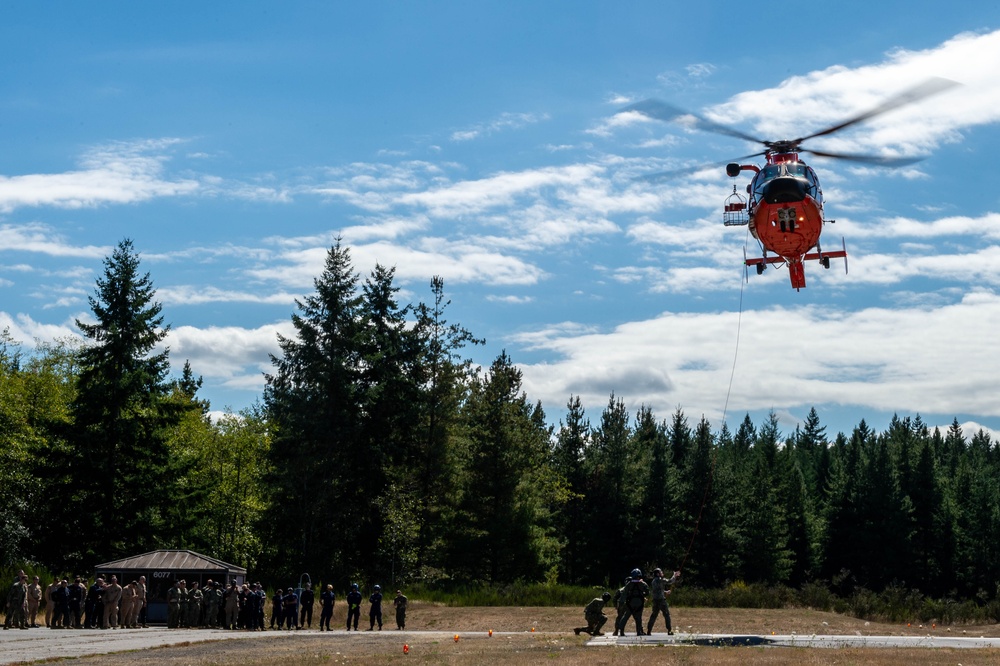 Submarine Sailors and Coast Guardsmen Complete MEDEVAC Training