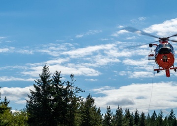 Submarine Sailors and Coast Guardsmen Complete MEDEVAC Training