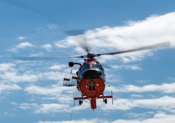 Submarine Sailors and Coast Guardsmen Complete MEDEVAC Training